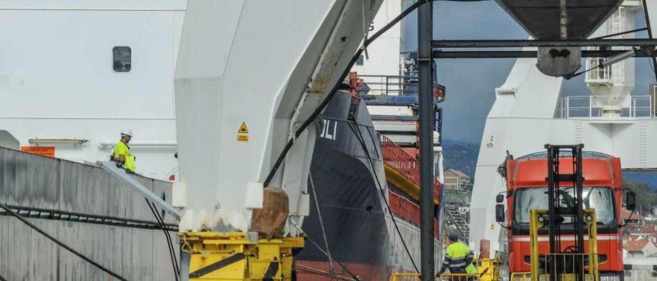 Movimiento de mercancías en uno de los muelles del Puerto de Vilagarcía de Arousa. // Iñaki Abella