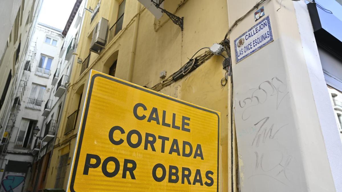 El callejón de las Once Esquinas de Zaragoza, cortado por obras esta semana.