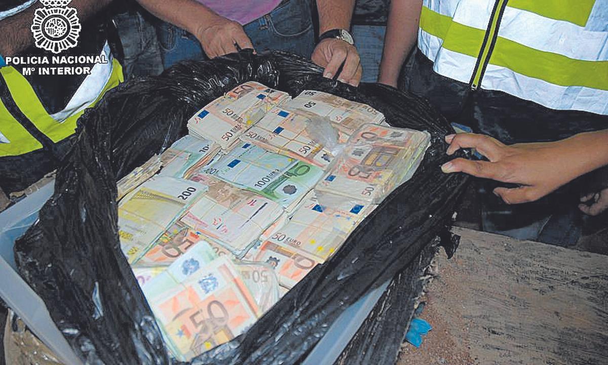 Billetes encontrados en 2009 bajo la casa de La Paca