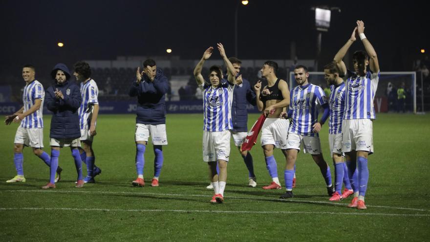 Los futbolistas del Atlético Balears saluda al público tras golear al Getafe