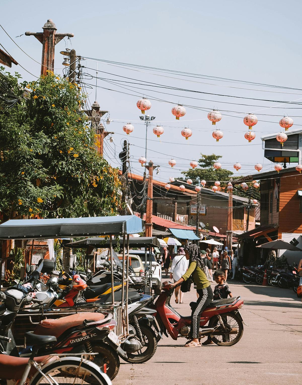 Koh Lanta Old Town conserva la vida local de las islas tailandesas, entre farolillos, motos, comercios y ambiente tranquilo.