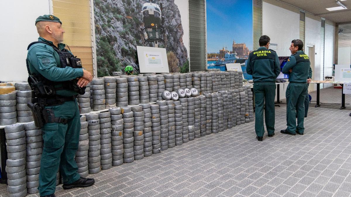 El alijo de 1.300 kilos de cocaína, en la Comandancia de Palma.