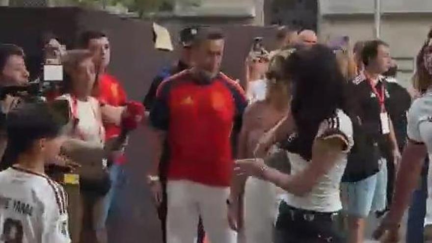 Aitana llega al palacio de la Cibeles, lista para actuar en la fiesta 'Roja'