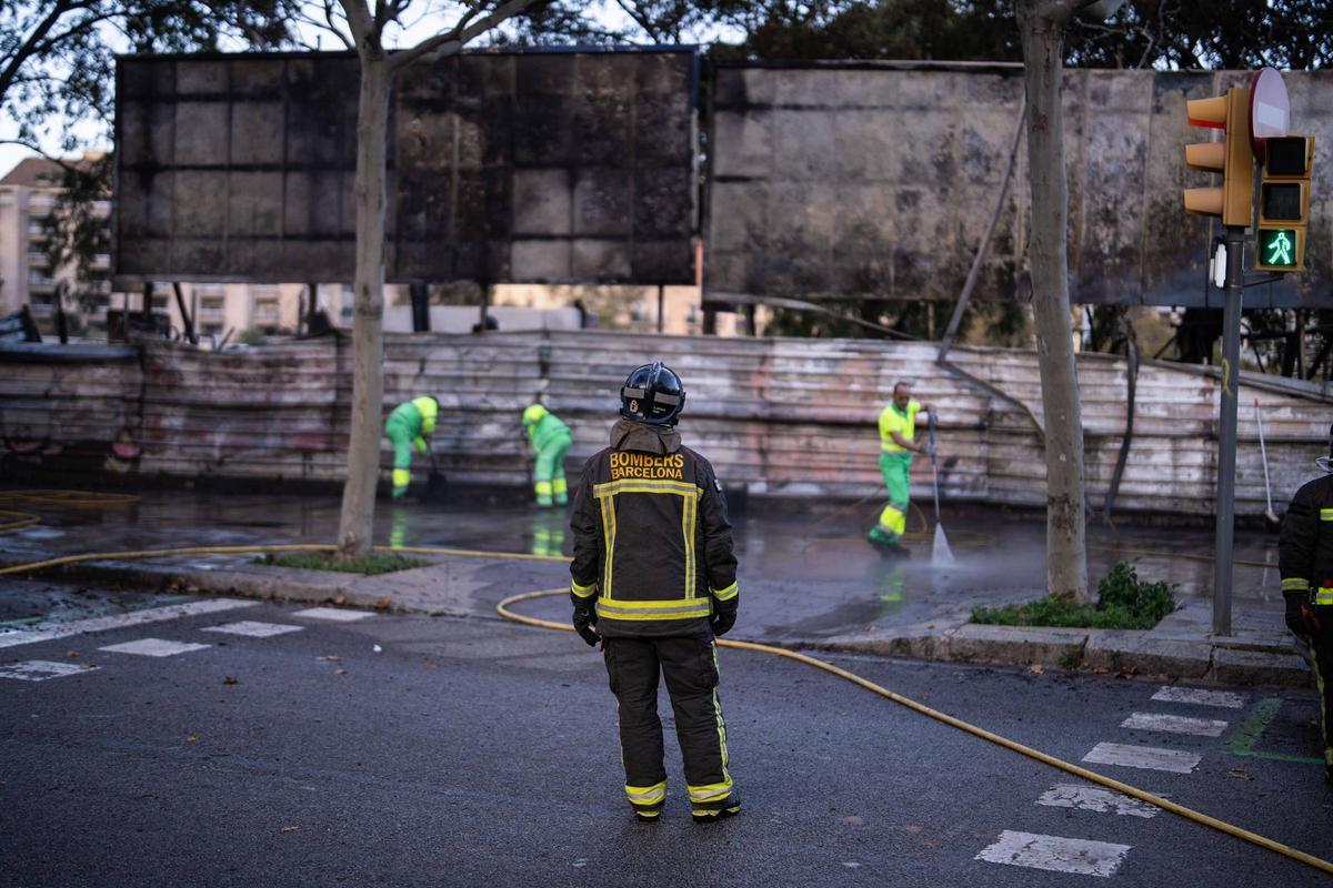Incendio en un asentamiento de barracas en la calle de Bac de Roda de Barcelona