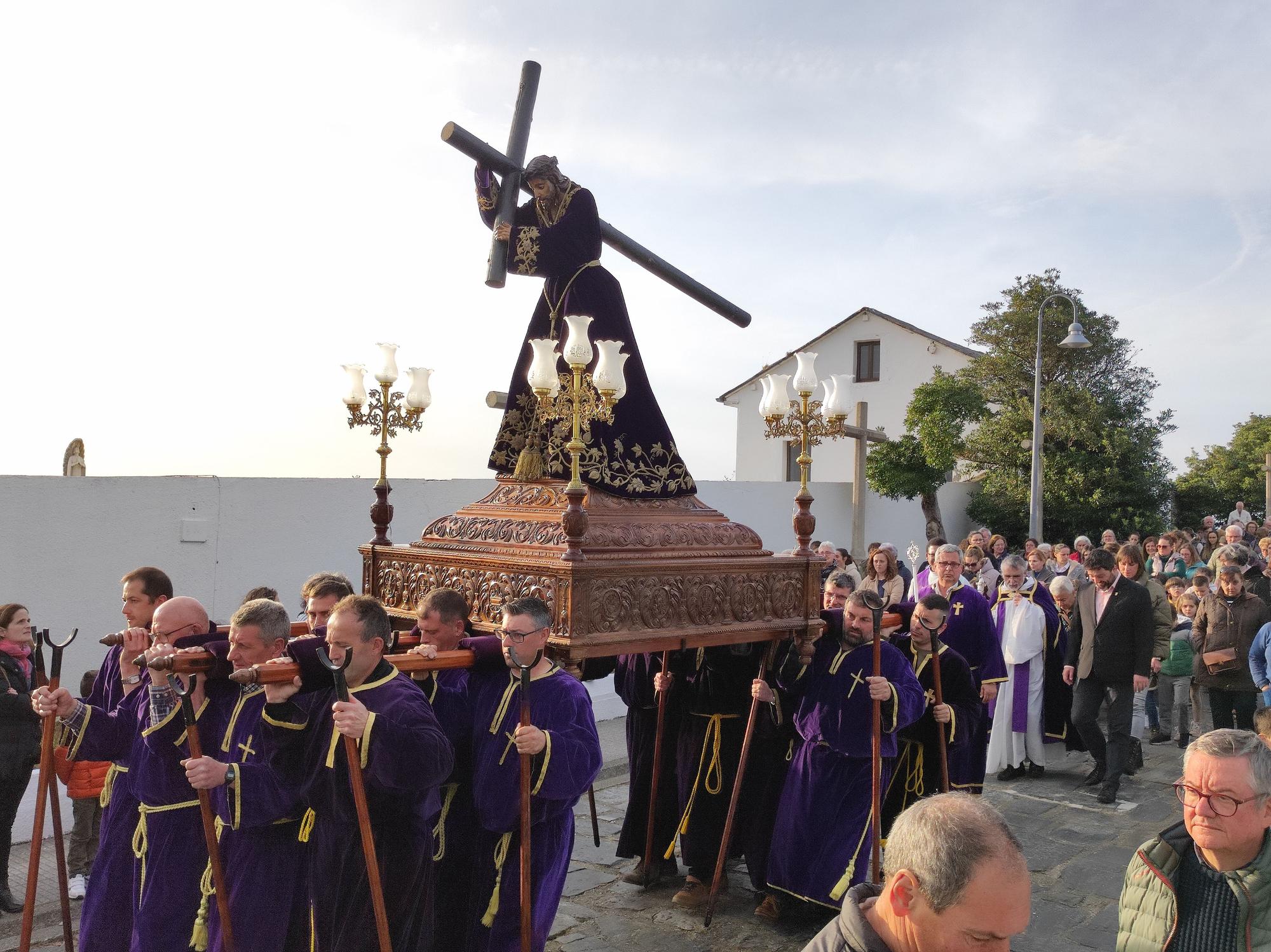 Así fue la procesión de bajada que abre la Semana Santa de Luarca