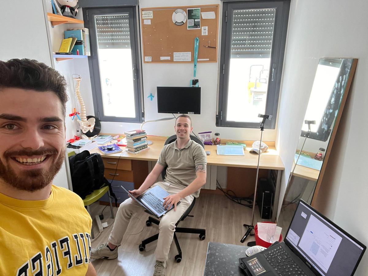 Luis Molpeceres y Alejandro García, dos jóvenes emprendedores detrás de Antio, la ‘app’ que quiere ayudar a estudiantes y profesores a usar mejor la IA.