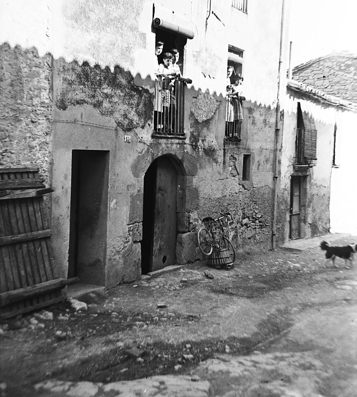 La casa de la Montserrat Torra a Calders, l'any 1957, davant la botiga on es matava el porc