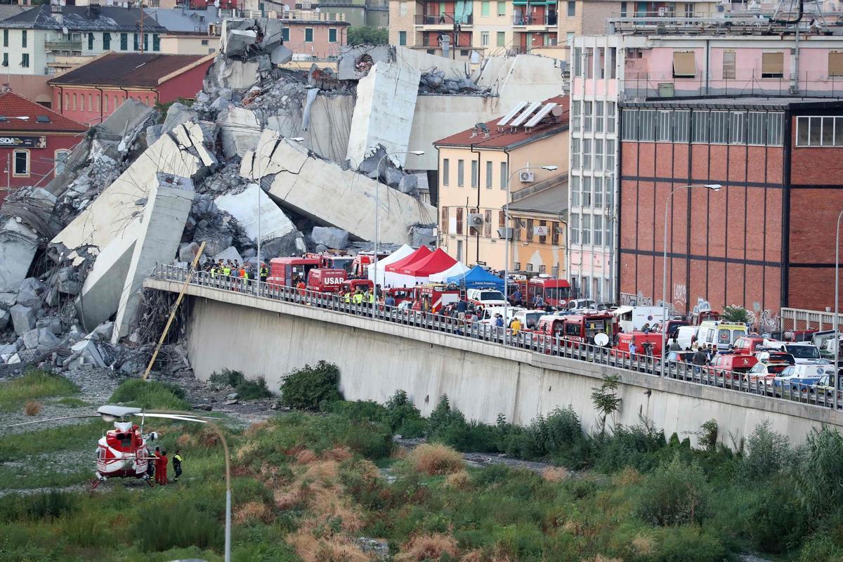 Equipos de emergencia en el Puente Morandi tras el derrumbe