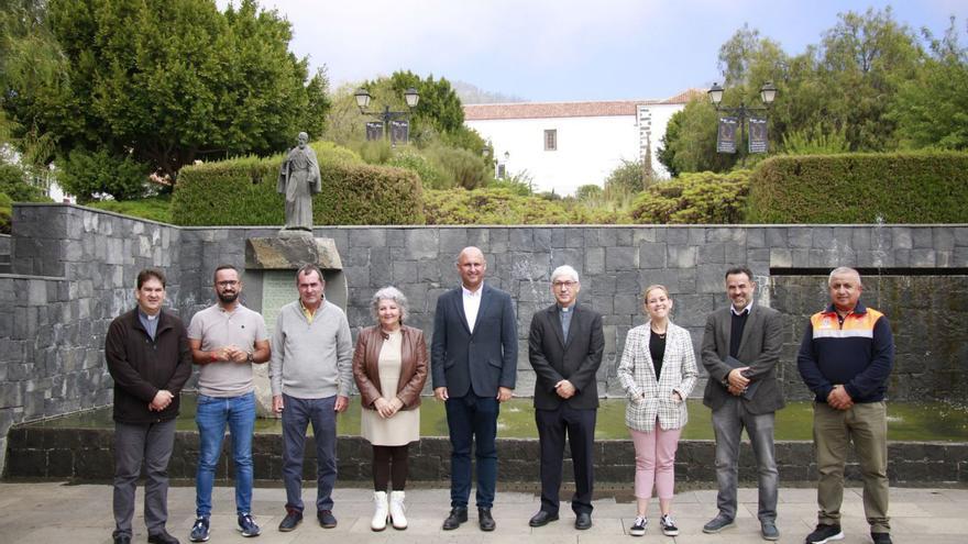 Autoridades, párrocos y organizadores en Vilaflor, ayer.