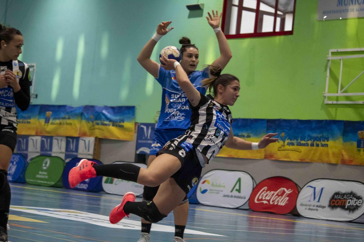 Estela Doiro lanza a portería.