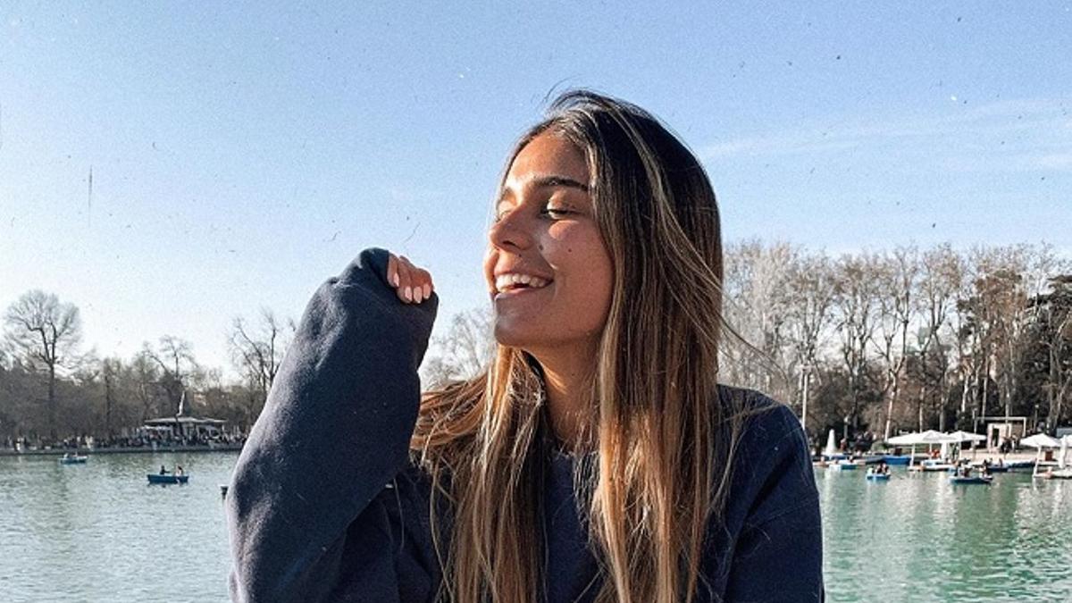 La 'influencer' Aina Simón con zapatillas Converse, pantalones blancos y sudadera