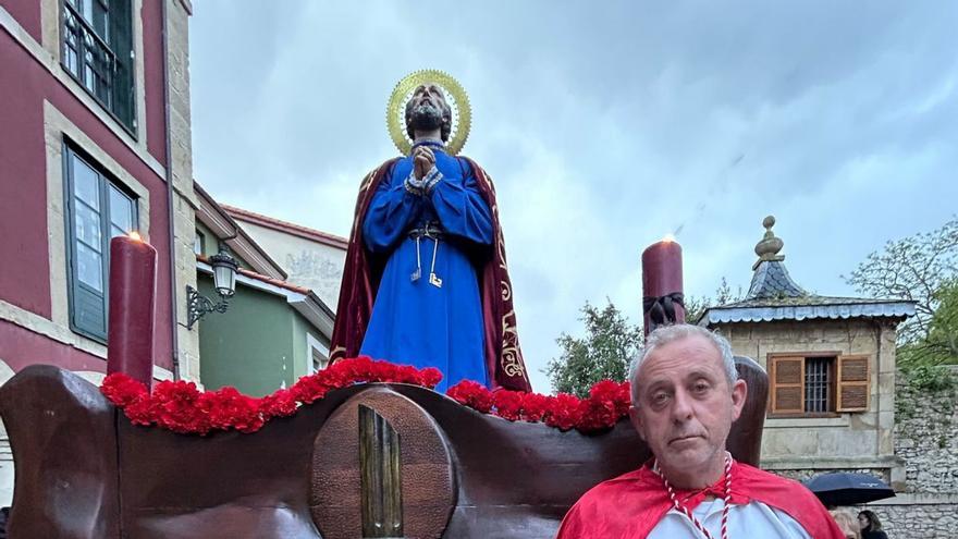 Marcos Prieto, ante la imagen de San Pedro de Rivero. | C. G.