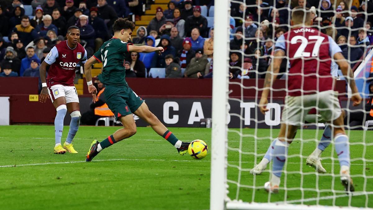 Bajcetic remata para conseguir su primer gol frente al Aston Villa