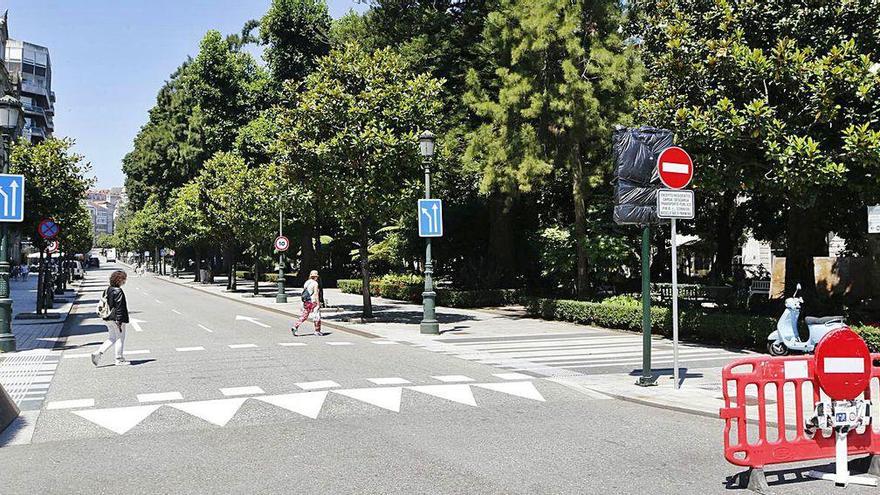 Una señal de dirección prohibida impide el acceso de vehículos al entorno de Praza de Compostela.