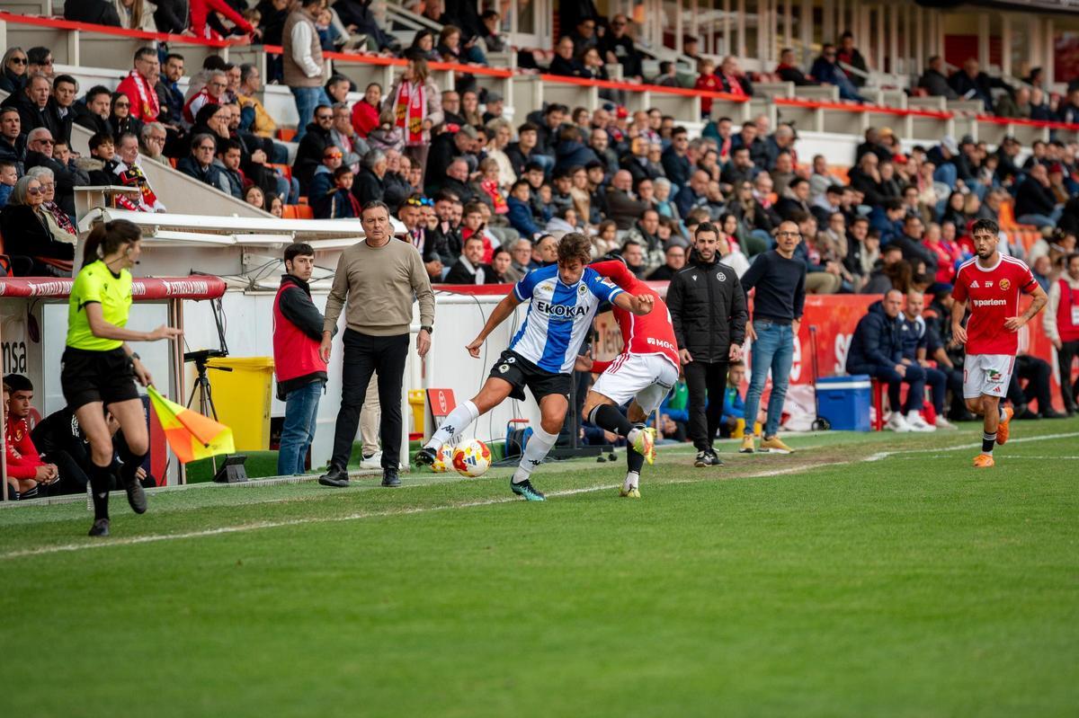 Slavy intenta controlar el balón en una banda durante el partido del Hércules en Tarragona.