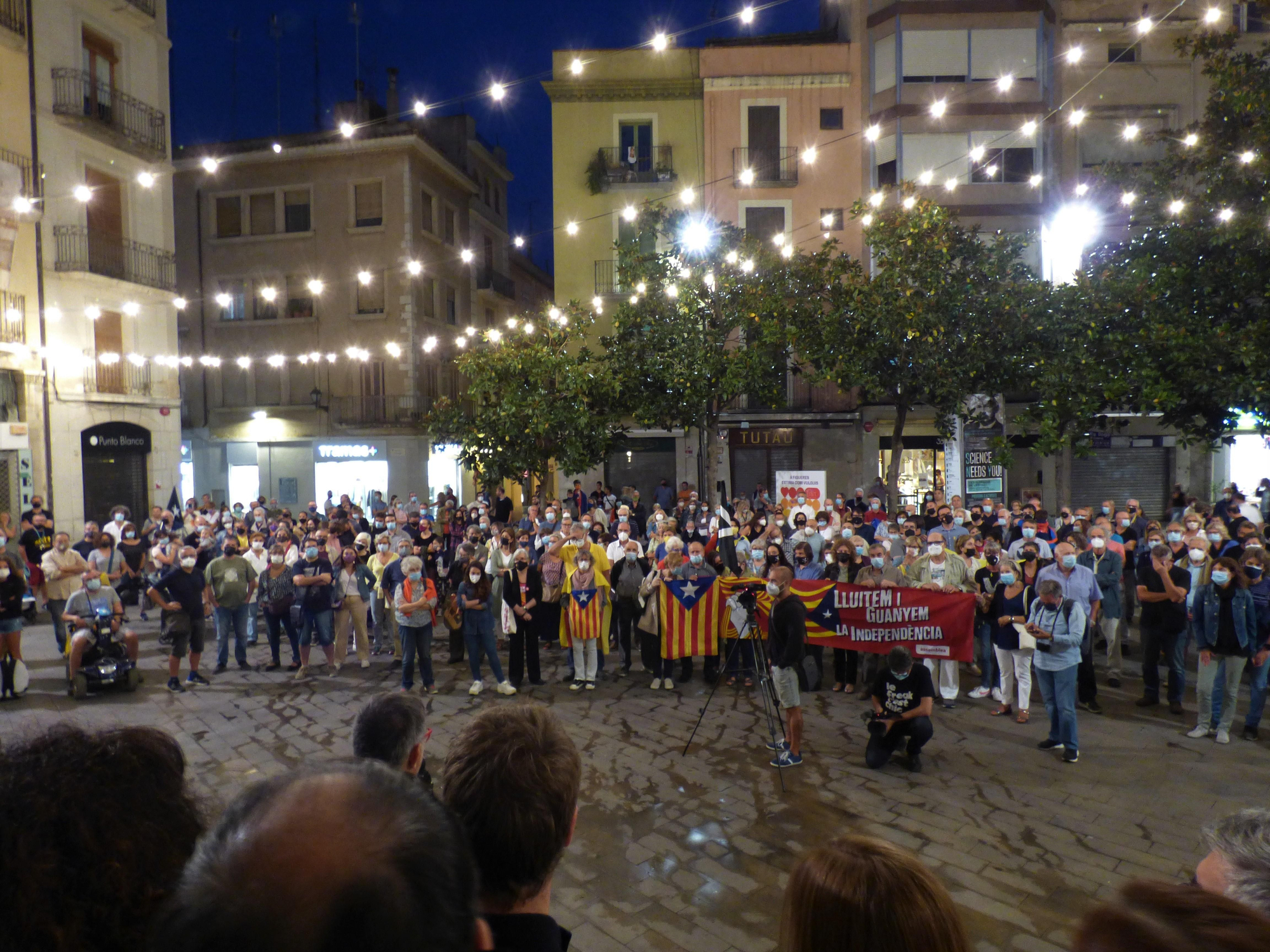 Concentració Free Puigdemont a Figueres