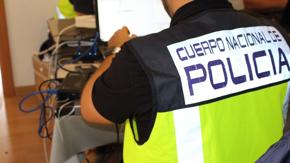 Agentes de la Policía Nacional revisan un ordenador en una detención anterior.