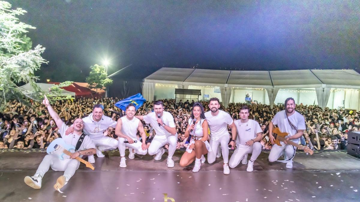 El "Grupo Tekila", durante su actuación en las fiestas de La Alegría, en Buenavista.