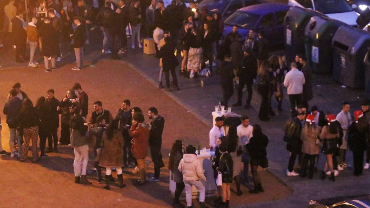 Grupos de amigos festejan la Navidad en la Plaza de la Oca.