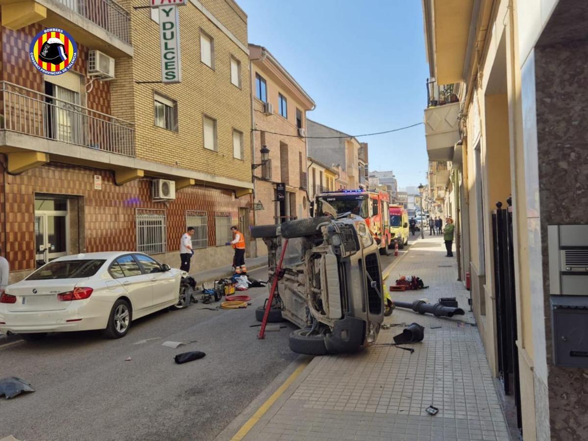 Accidente por choque entre dos coches en la calle Chiva de Cheste.