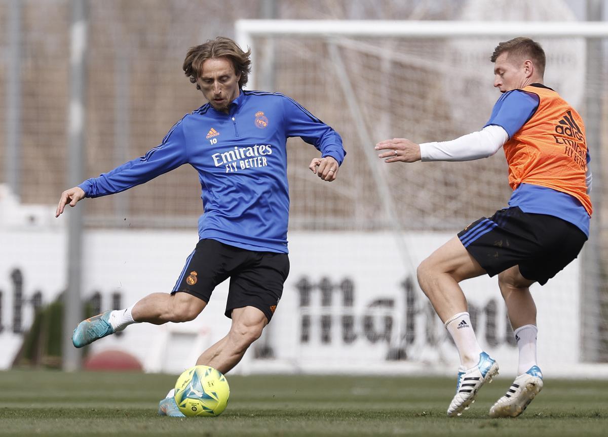 Luka Modric y Toni Kroos, durante un entrenamiento del Real Madrid.