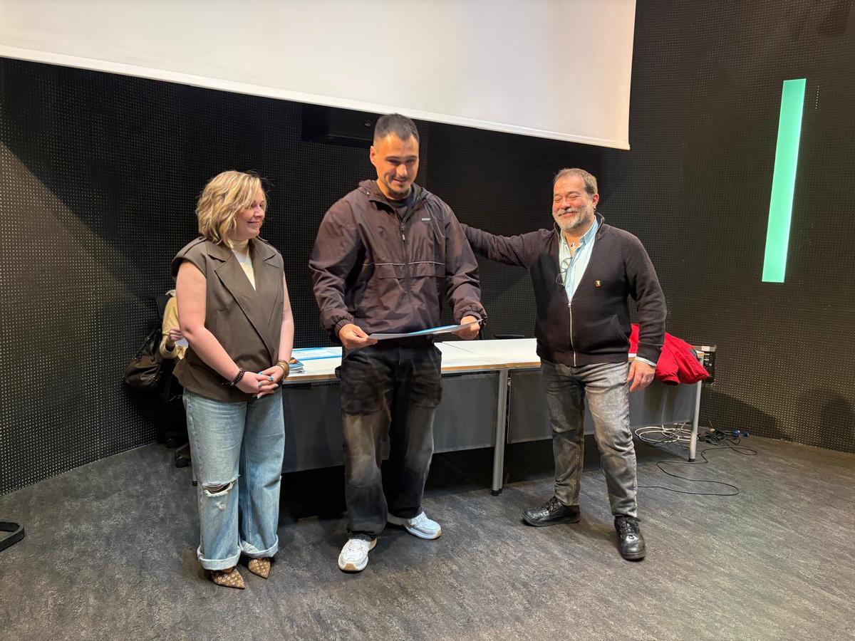 Ramón Menéndez reibe su diploma de manos del alcalde de Langreo, Roberto Marcos, y la concejala Marina Casero