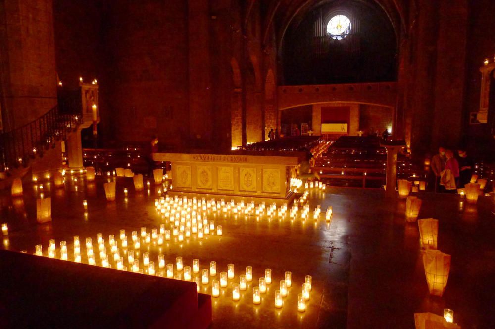 Sis mil espelmes il·luminen l''església de Sant Pere per celebrar el mil·lenari