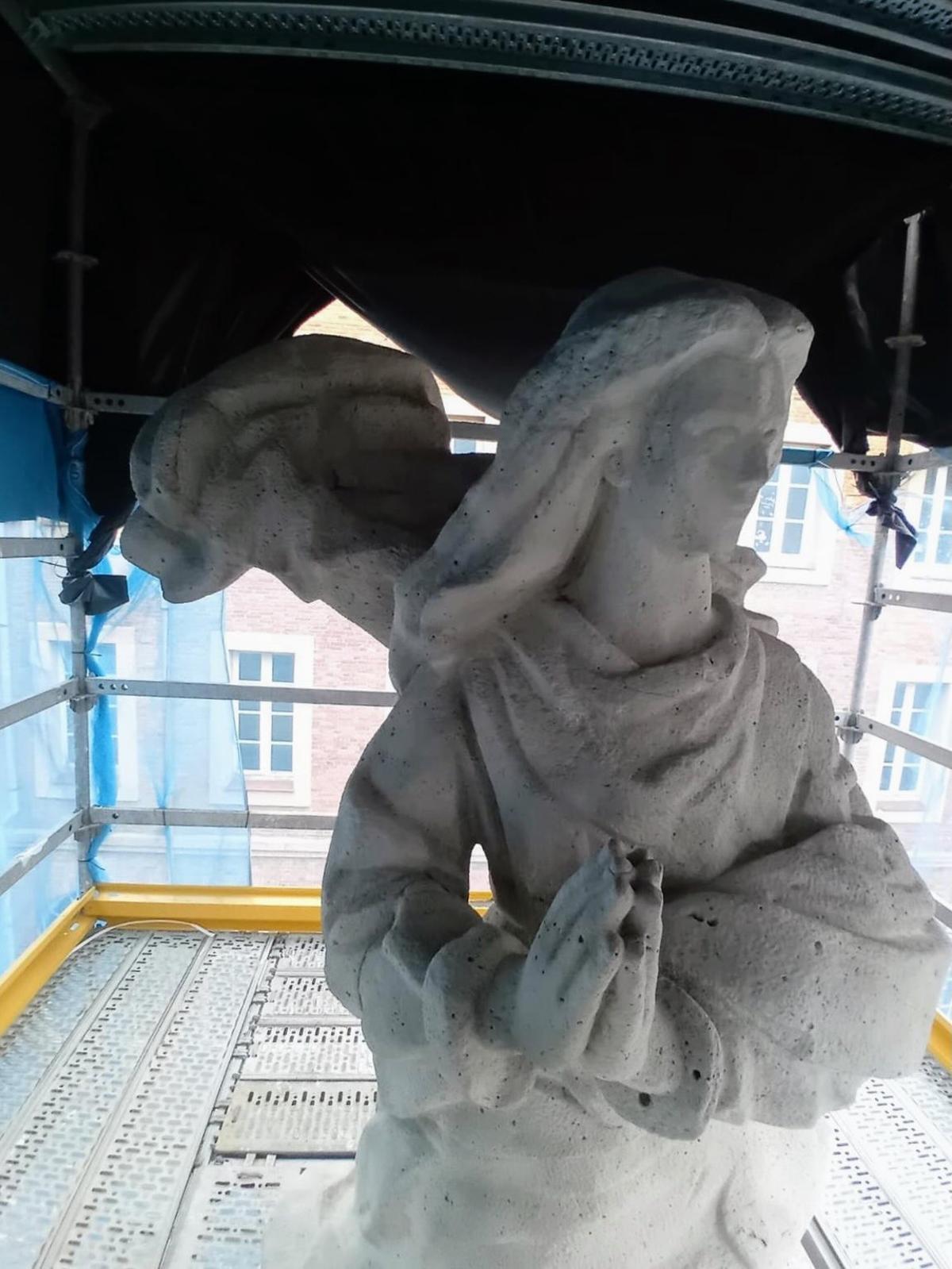 Las labores de mantenimiento en la figura de la Virgen del colegio de la Inmaculada, en imágenes