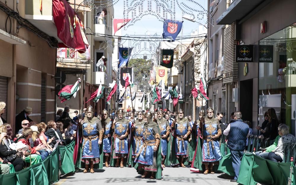 La comparsa Labradores presenta un boato muy participativo y primaveral, y con la interpretación del pasodoble Sueños Festeros logró emocionar al numeroso público