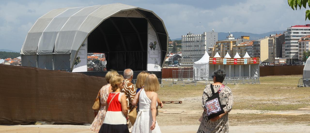 Un grupo de personas pasean por el entorno de la playa de Vilagarcía donde se celebró el Atlantic Fest.