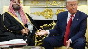 El príncipe heredero saudí, Mohamed bin Salman, y el presidente de EEUU, Donald Trump, durante su encuentro de este martes en el Despacho Oval de la Casa Blanca.