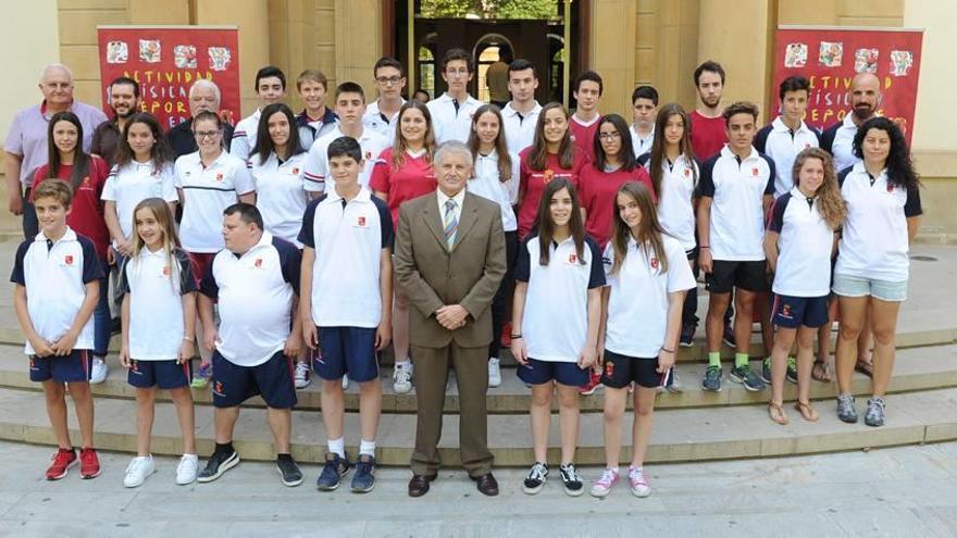 Las selecciones de ajedrez, bádminton y triatlón, con el director general de Deportes.