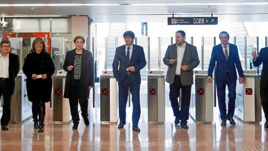 Representants del Govern de la Generalitat i dels municipis per on passa el nou tram de metro inaugurat ahir