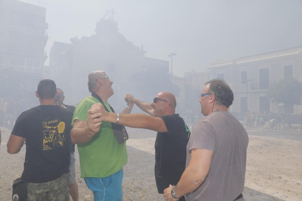 Mascletà manual en la Plaza del Pueblo de Paterna.