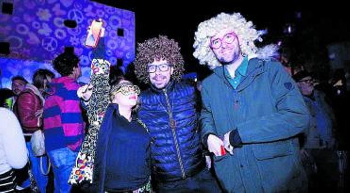 El público volvió a desempolvar las pelucas afro para la fiesta.