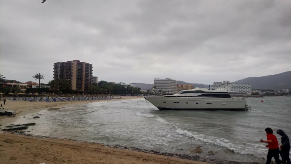 El fuerte temporal arrastra un yate hasta la playa de Cala Maties