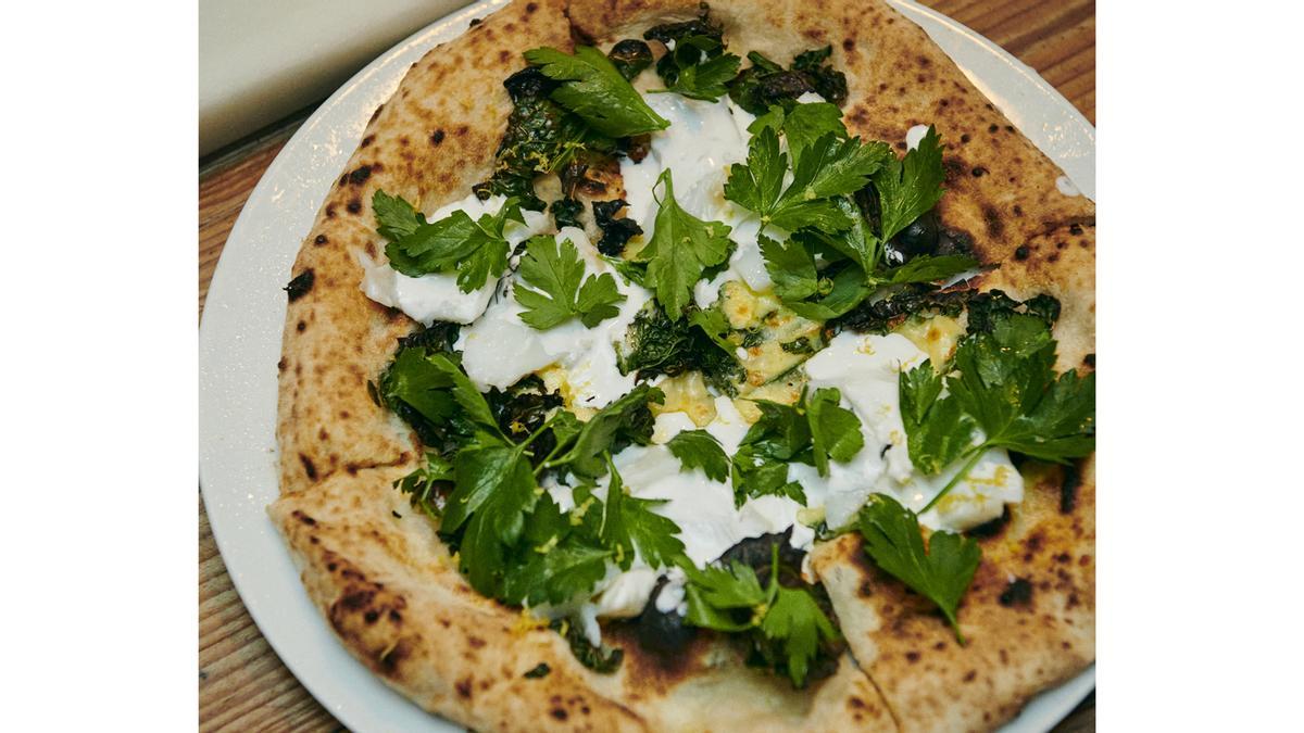 La pizza de bacalao con 'kale' de Beast.