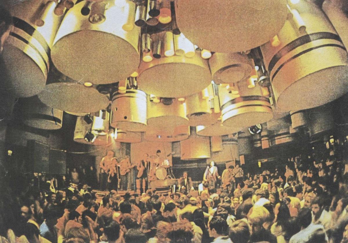 Actuació d’un grup en directe a Maddox.