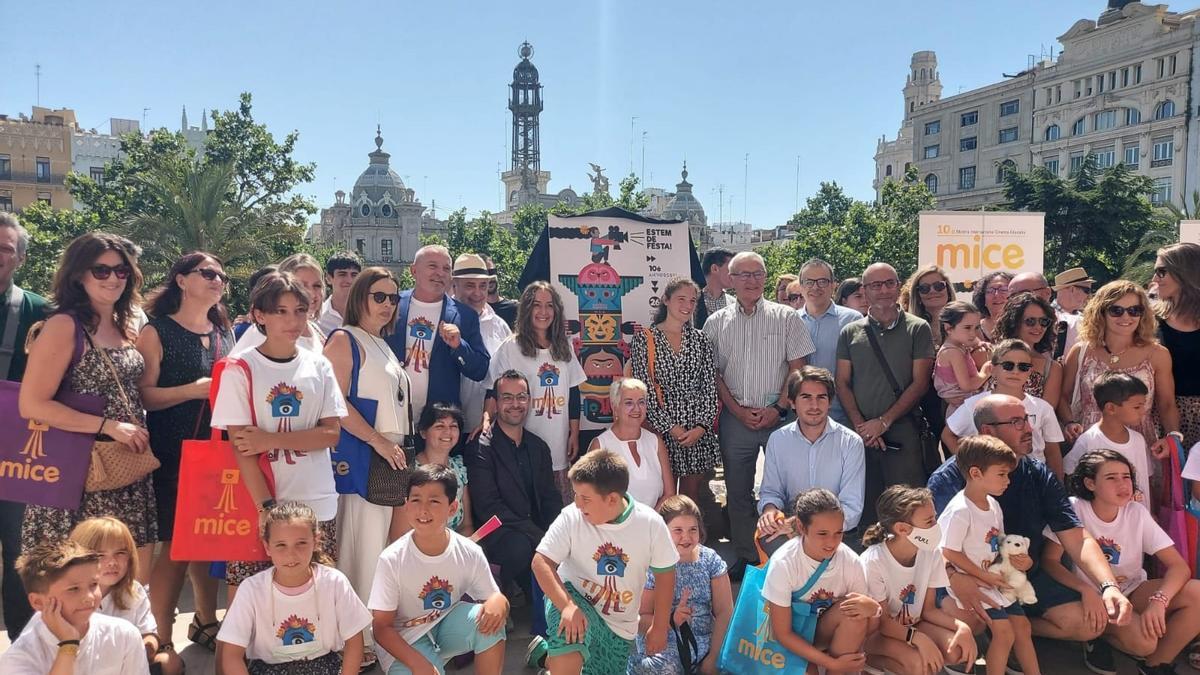 Una imatge al final de la presentació amb xiquets i xiquetes.