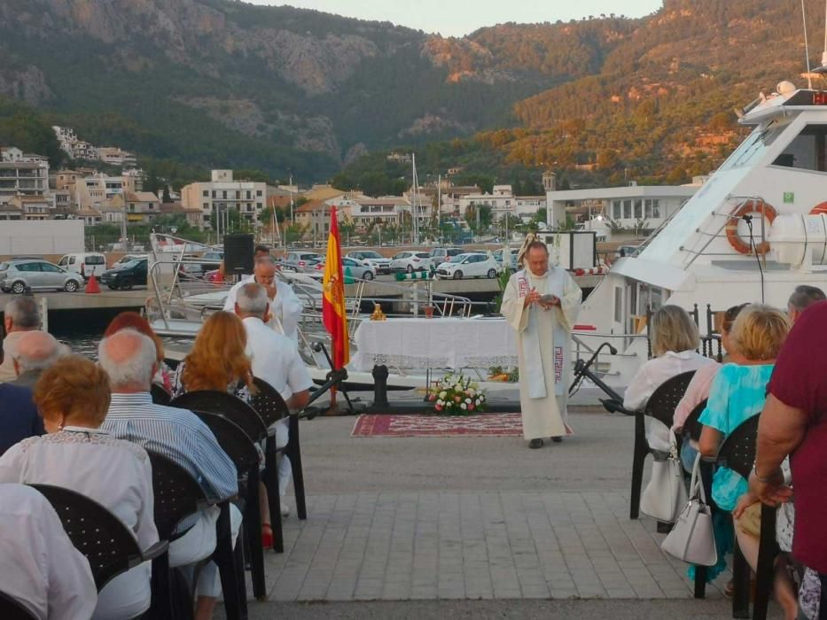 La gente de la mar pasea a su patrona