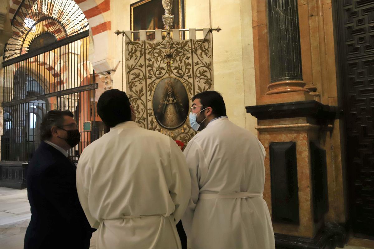El Simpecado del Rocío en la Catedral El Simpecado del Rocío en la Catedral