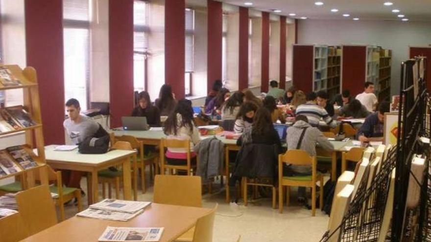 Varios usuarios emplean las instalaciones de la biblioteca municipal de Porriño.  // D.P.