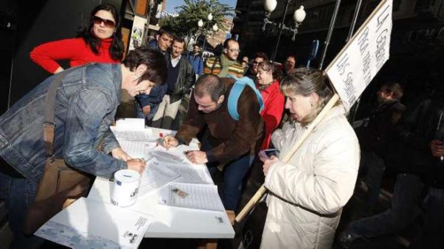 Mesa petitoria que ha instalado Afema en la Rambla, junto al edificio Prop de la Generalitat.