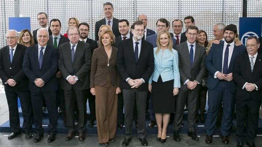 Foto de grupo con Rajoy, Montoro, Sáenz de Santamaria y los líderes territoriales: Bonig, detrás de Feijóo.