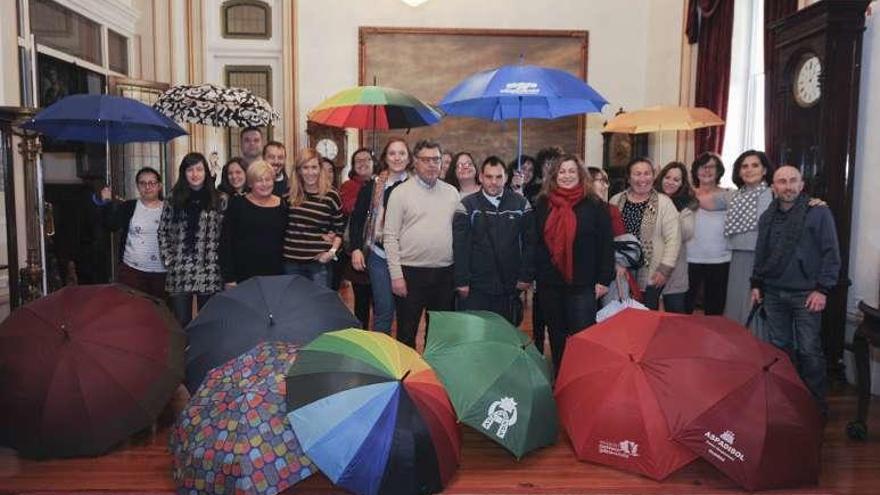 Miembros de las entidades y Rocío Fraga, ayer, en el Concello.