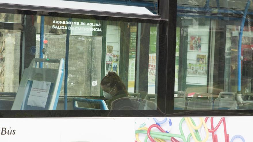 Una joven con mascarilla esta mañana en u autobús en Alicante