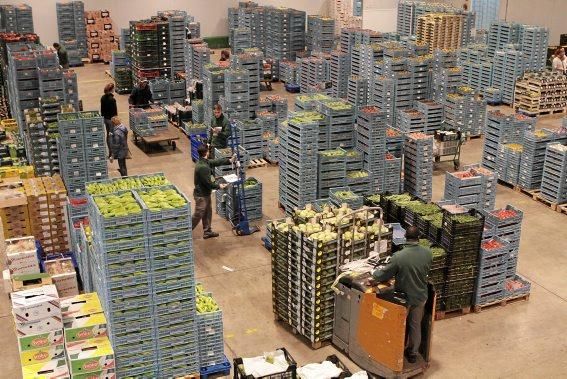 Auf dem Großmarkt wird mit Tonnen an Gemüse, Fleis