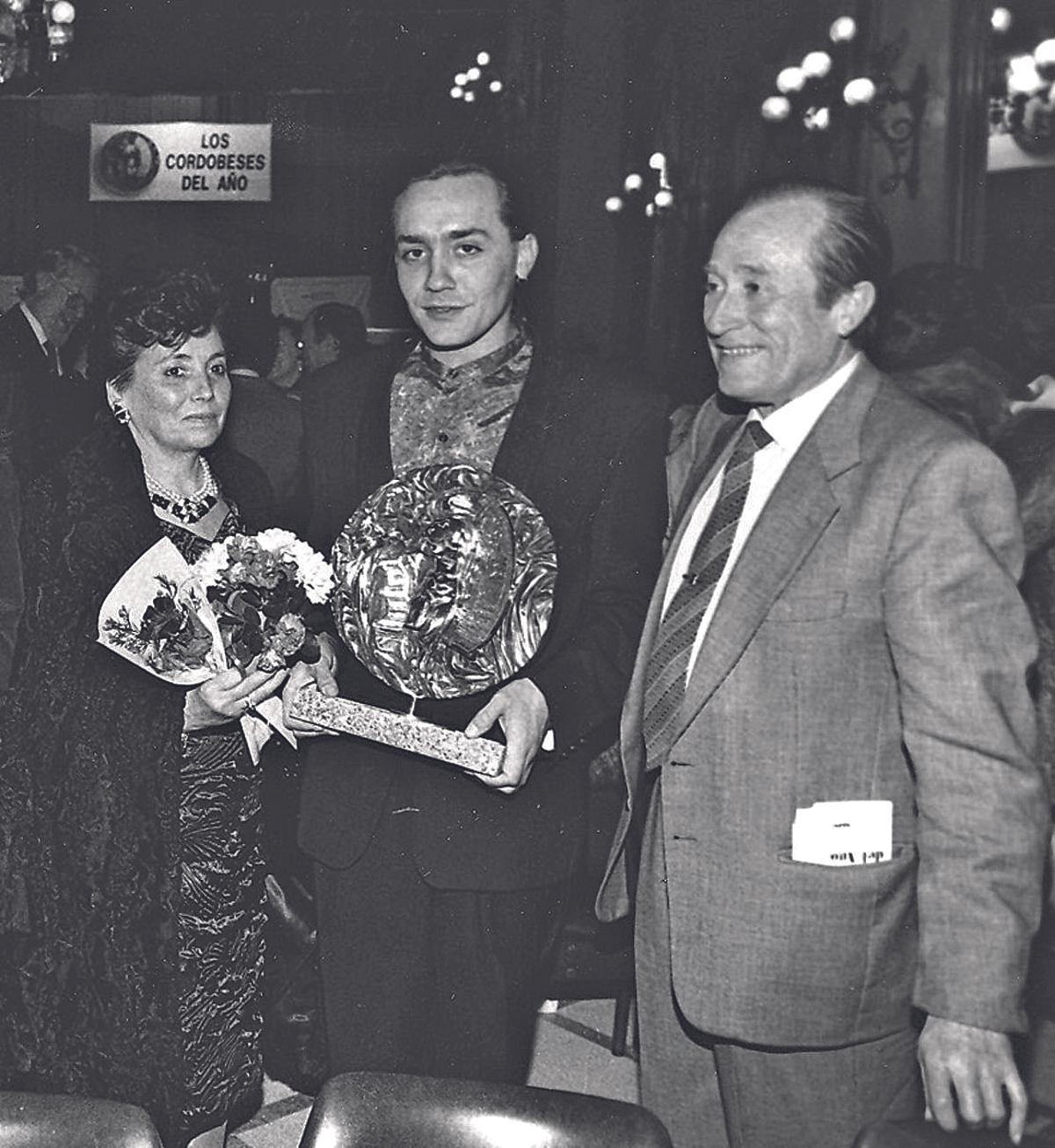Vicente Amigo con el galardón que lo acredita como Cordobés del Año 1991.