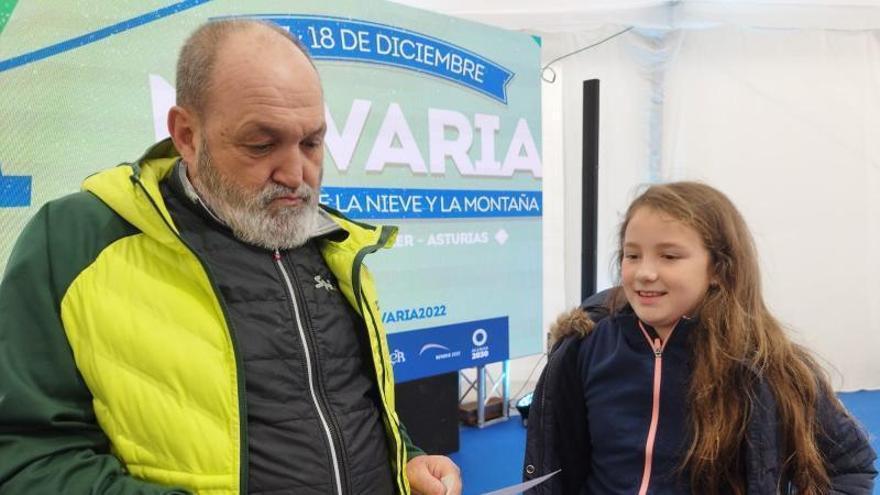 Juanito Oiarzbal, ayer en Moreda, con la niña Estela Pidal. | D. O.