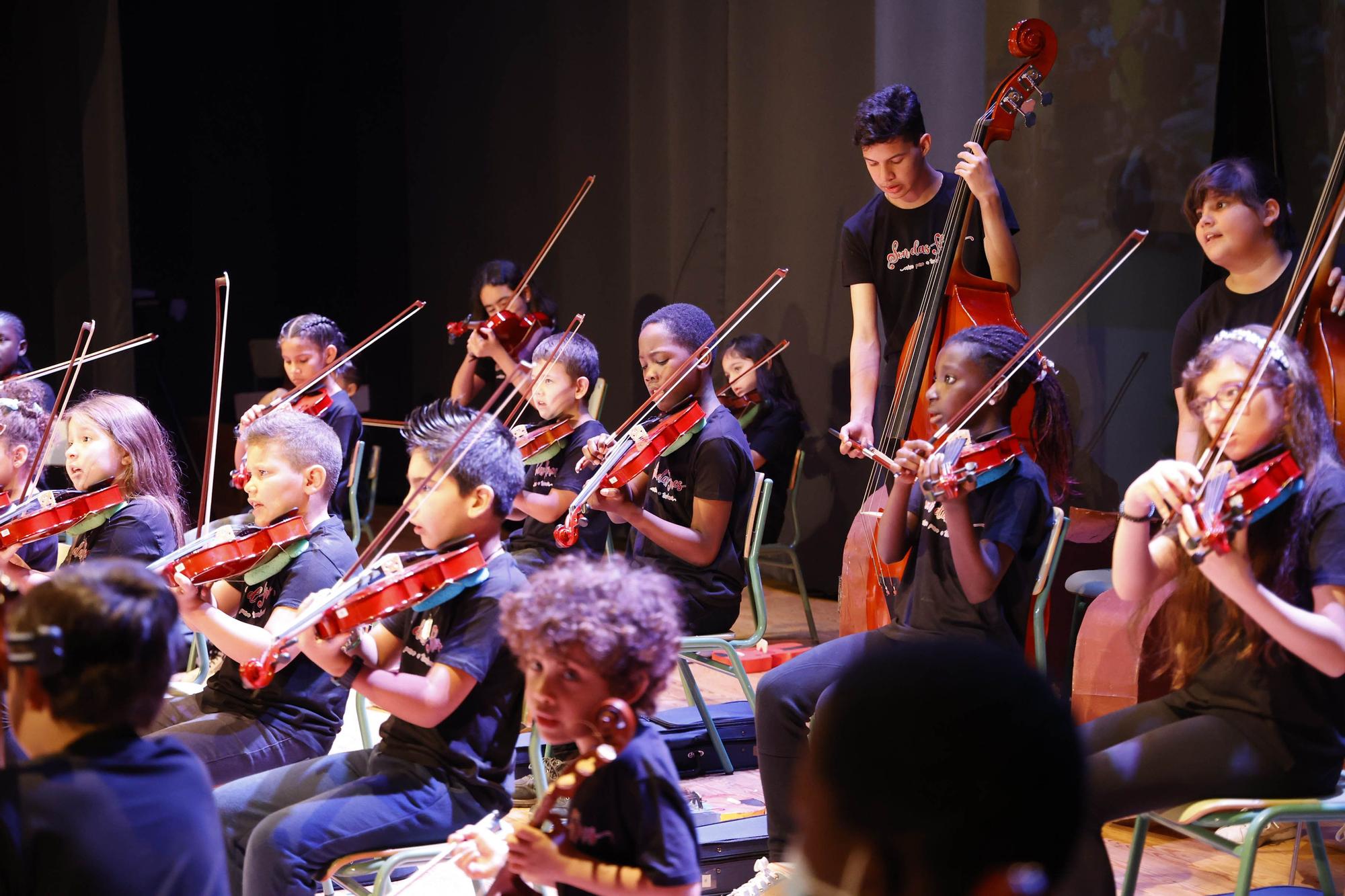 Primer concierto de la orquesta 'Son das Flores' del CEIP Vicente Risco, en junio de 2022